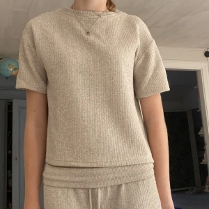 Stickad T-shirt - En supergosig beige stickad T-shirt, vet inte vart den är ifrån men väldigt snygg❤️🥰skriv till mig om du vill köpa den eller för fler bilder och frågor