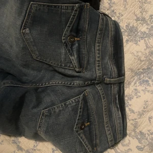 Bootcut jeans  - Säljer mina Low waist flare jeans från h&m 