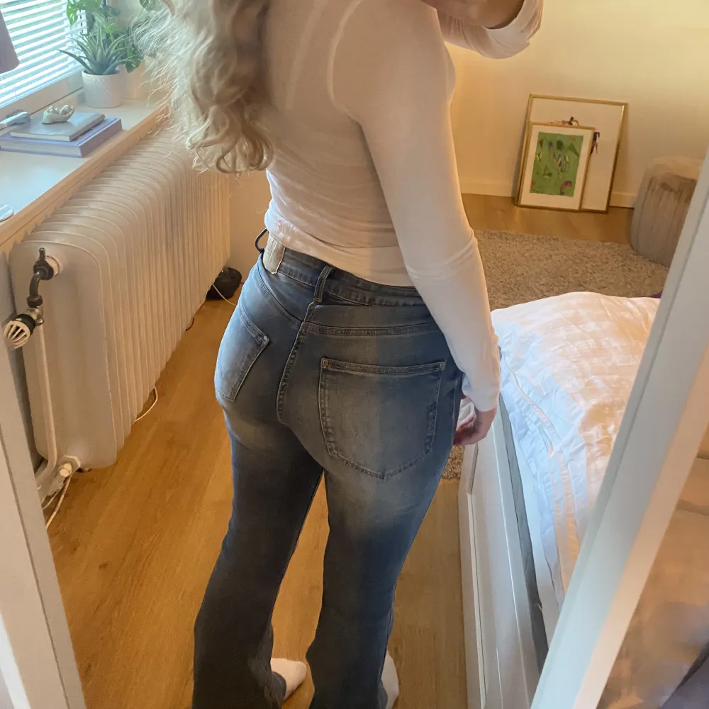 Snygga bootcut jeans från Vero Moda som bara är använda ett fåtal gånger, storlek S/30 och midwaist💘. Jeans & Byxor.