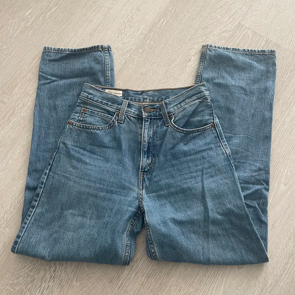 Levi’s dad jeans strl 24 (ca längd 30) i bra skick (se bilder) :) rak lite bredare modell! . Jeans & Byxor.