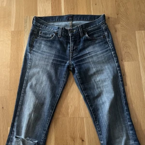 Lågmidjade bootcut jeans - Lågmidjade bootcut jeans. Märket är replay. Midjemått tvärsöver-36cm. Innerbenslängd-83cm. Hål på ena knät (syns i första bilden) Skulle säga att storleken är som 32/34. Lägger ut igen pga oseriös köpare! Skriv för fler bilder💗