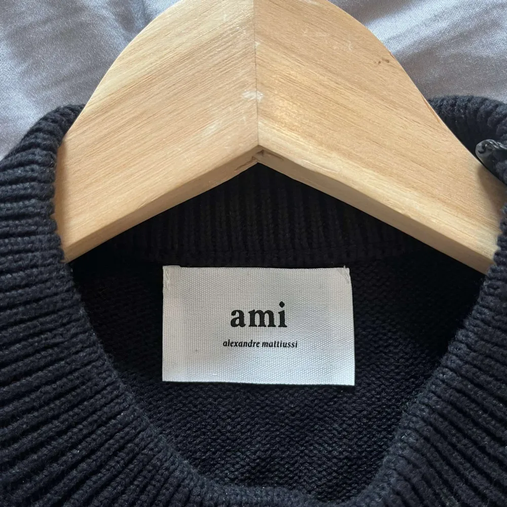 Säljer en mycket eftertraktad Ami Paris sweatshirt i mycket fint skick🍾 Inga defekter alls. Og tags medföljer självklart.. Hoodies.