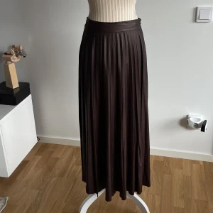 Zara plisserad Maxikjol , st XS  - Zara plisserad Maxikjol , st XS  87 cm längd 