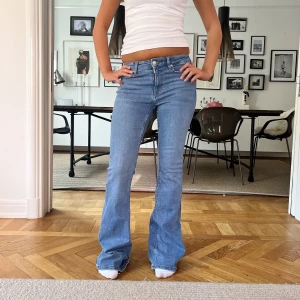 Jeans!  - Snygga jeans!  MIDJEMÅTT:76cm INNERBENSLÄNGDEN:83cm