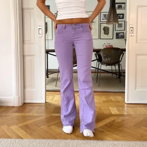 Low waist jeans  - Säljer denna super snygga låg midjade jeans🥰🥰 Midjemått: 34 cm Innerbenslängd: 78 cm❤️ Fläckar på rumpan
