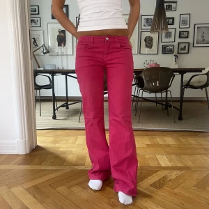 Low waist jeans  - Säljer denna super snygga låg midjade jeans🥰🥰 Midjemått:38 cm Innerbenslängd: 80 cm