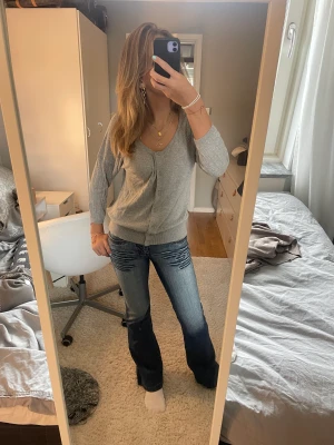 Trekvartsärmad kofta - Snygg grå trekvartsärmad kofta! Jättenajs, älskar detaljerna på armarna! 😘 Storlrk M men skulle snarare säga S! Jag e 169 ish. Märket är ”Yessica” ! inga defekter