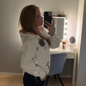 Zipup - Snygg zipuptröja med rosa och marinblå detaljer