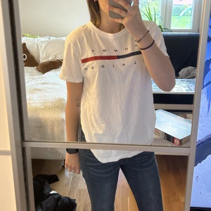 Tommy hilfiger tröja  - En Tommy hilfiger tröja som knappt är använd. Den är köpt på killavdeligen men passar alla kön. 