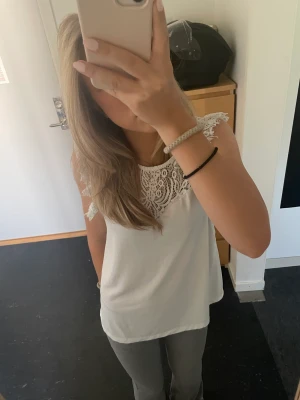 Kortärmad blus - As snygg kortärmad blus liknande topp. Vet ej märke. Inga defekter.