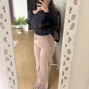 Mjuka cargo byxor - Beige cargobyxor i mjukis material, stretchiga och sitter fint på kroppen, de går hela vägen ner till marken på mig som är 166cm, aldrig använda som nya!