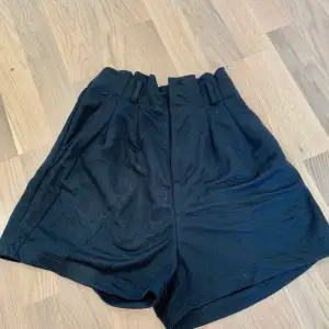 Högmidjade pösiga svarta shorts (Tips! Köp med bundle för att spara på den frakten🔥! In och fynda fler plagg i flödet👑😉)
