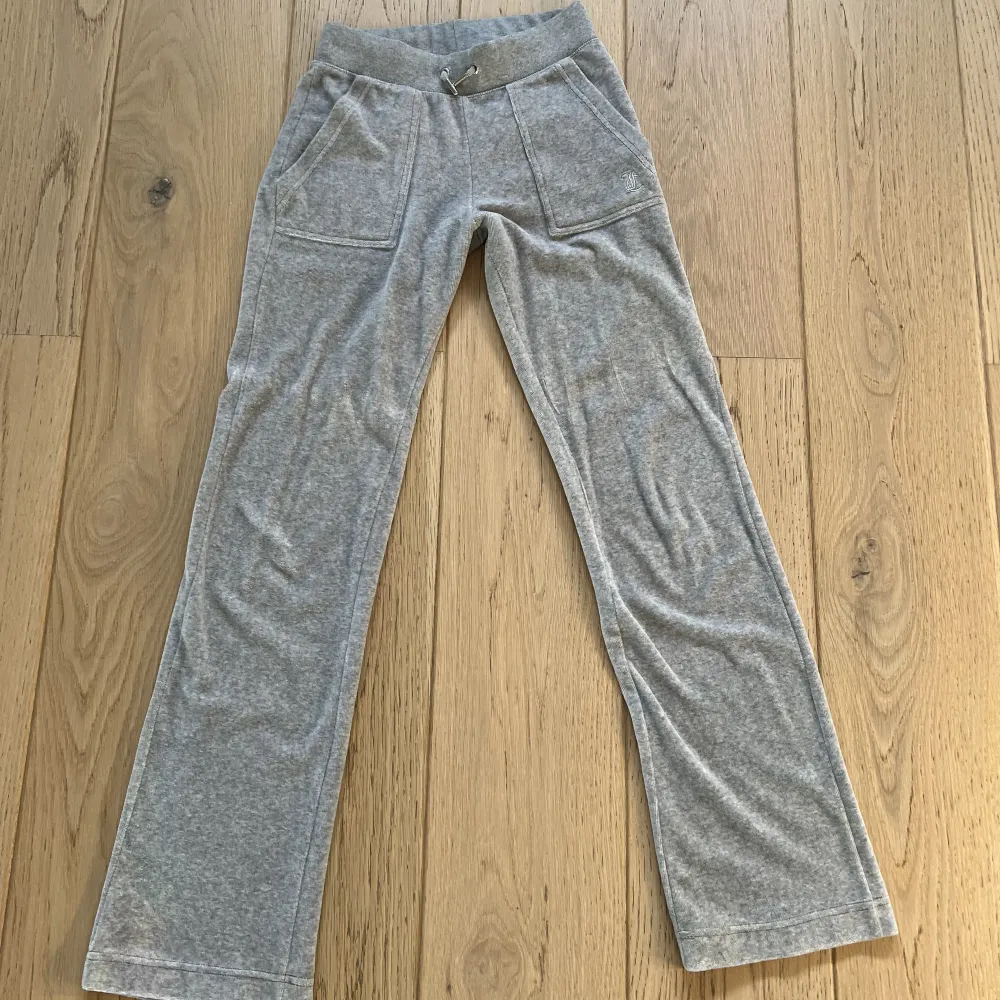 Använda fåtal gånger, säljer då de inte kommer till användning längre. Det är storlek Xxs men passar även en Xs till och med S . Jeans & Byxor.