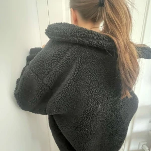 Svart Teddy jacka - Snygg höst jacka! Bara använd fåtal gånger, köpt i London. 