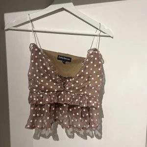 Topp - Söt blommig topp, bandel insydda för de va lite lång men går att sprätta upp💗 60kr+ frakt