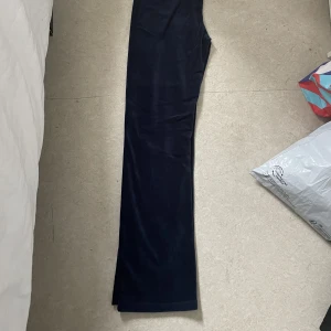 Gina Tricot Velour Trousers - Snygga marinblå byxor från gina som inte används längre, de är i storlek xs och är lite korta på mig som är 171cm men annars sitter de bra 💗 Ordinariepris 299kr