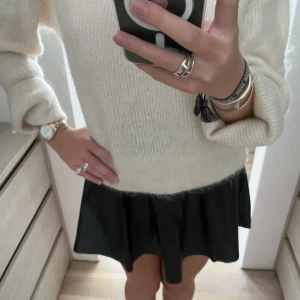 Skinn kjol - Intressekoll på min skinn kjol🖤 funkar super bra till vardag och i bra skick. 