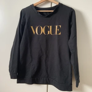 Sweatshirt  - Svart sweatshirt med tryck. 