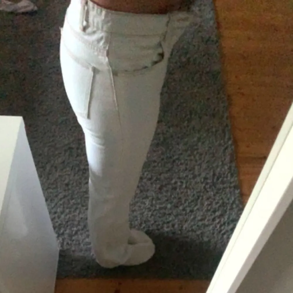 Vit/ljusblåa jeans från zara, typ aldrig använda så som nya! Raka i modellen med medelhög midja🤍  (Rätt små i storleken så skulle säga att de är som 34/Xs, men ändå långa på mig som är 180!) . Jeans & Byxor.