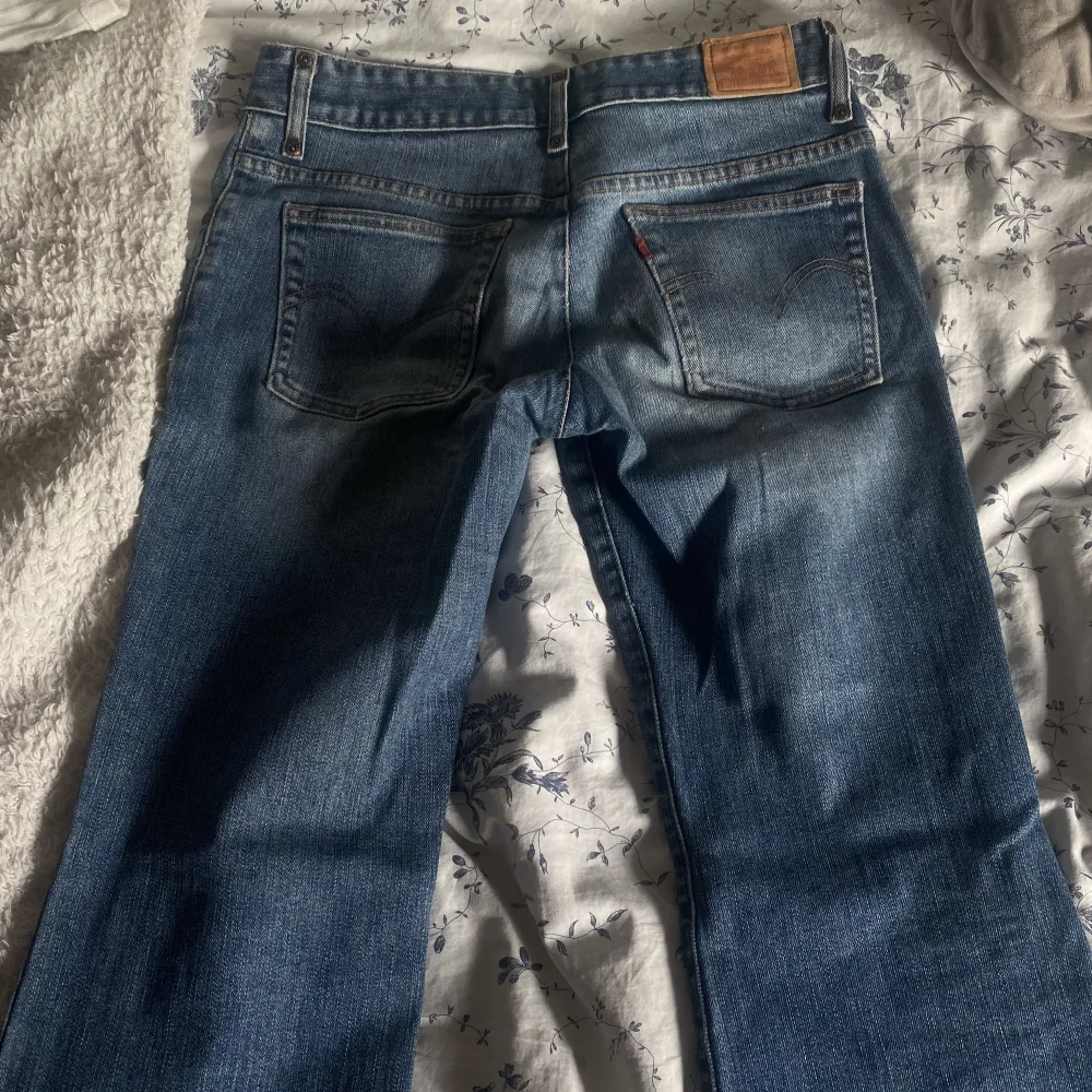 Säljer mina lågmidjade Levis jeans för att de är för långa för mig. Stick 10/10, dm för flera bilder. Sista bilden är lånad❤️. Jeans & Byxor.