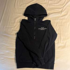 En väldigt mörkblå peak performance hoodie som nästan ser svart ut med en liten svart fläck på baksidan   Skick: 7/10 