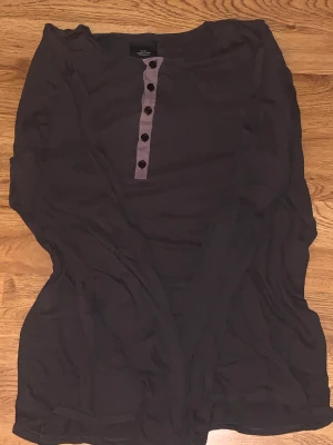 Långärmad blus - En super gullig mörkbrun långärmad tröja med rosa detalj. Ifrån Mads norgaard, bara använt den några gånger❤️