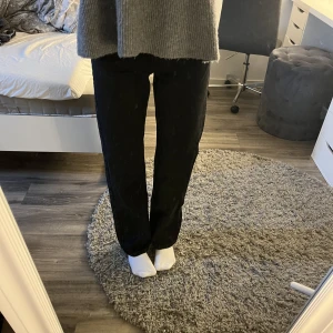 Svarta jeans - Svarta jeans ifrån weekday