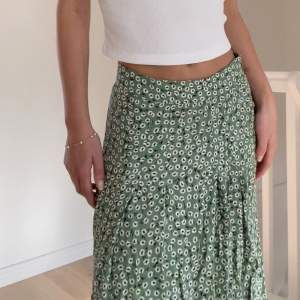 LÄS BIO!!! Grön, blommig kjol med slits på sidorna från H&M. Skriv gärna för frågor eller fler bilder <3