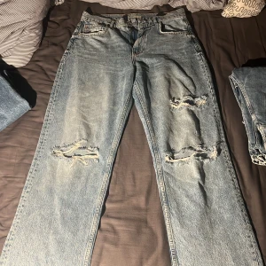 Gina tricot jeans  - Ginatricot jeans, väldigt fint skick endast testade, storlek 40, nypris 600, mitt pris 300 men går att diskutera, som sagt helt nya. Säljer dem så dem har blivit för stora för mig.