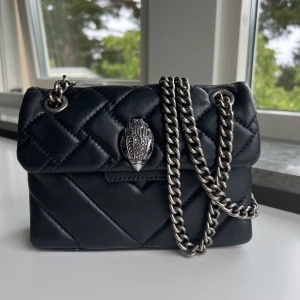 Kurt Geiger väska - Supersnygg väska från Kurt Geiger utan tecken på användning. Säljer eftersom den tyvärr inte kommer till användning. Dustbag tillkommer💕