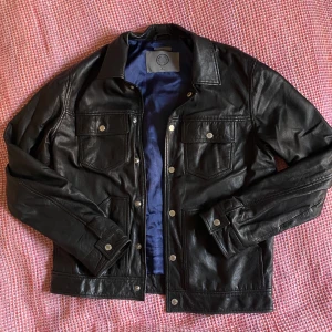 Skinnjacka  - Human scales Modell george Inga flaws