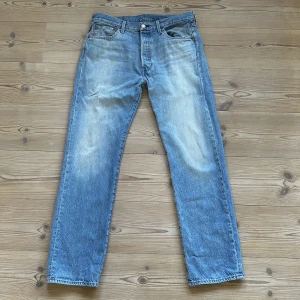 Levi’s 501 Jeans - Säljer nu mina sjukt prisvärda jeans för 350kr bara för dig kompis, då jag har vuxit ur dem. Ny pris 1099kr. Sparsamt använda 9/10 skick.