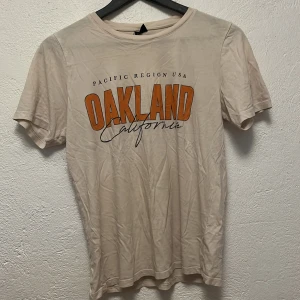 T-shirt med tryck - T-shirt med tryck från Gina tricot. Använd men i bra skick. 