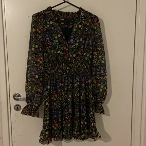 Säljer denna super finaaa klänning, då den tyvärr inte kommer till användning och är lite för liten för mig. KÖPAREN STÅR FÖR FRAKT!