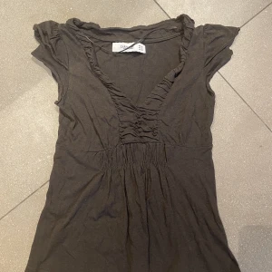 V ringad t-shirt - V ringad t-shirt med rynkor