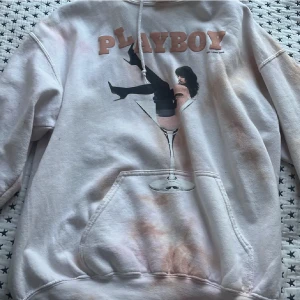 Playboy hoddie - Använd få gånger. Inga defekter. Super snygg köpt på playboys hemsida för ca 850