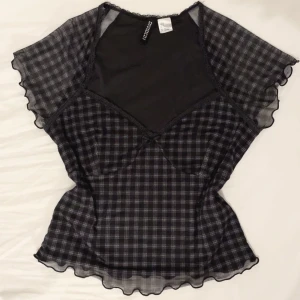 Coquette tröja - Söt tröja som sällan använts så den är i nytt skick. Materialet är lite genomskinlig överallt förutom vid brösten. Priset kan diskuteras.