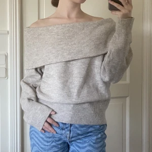 Off shoulder tröja  - Stickad off shoulder tröja från hm i storlek xs. Använd men fortfarande i bra skick. Säljer för 130 kr plus frakt 💖