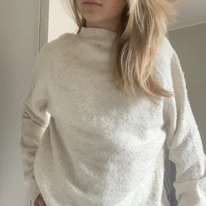 Beige stickad tröja  - Jätte gosig stickad tröja ifrån  vero Moda, skulle säga att den passar S också om man har det. Lite nopprigare där bak på ryggen, nypris 250kr🫶🏼
