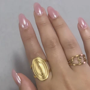 Båda i rostfritt stål helt nya!✨😍 - Justerbara i storleken helt nya ringar ✨🫧😍 Den stora ringen 120kr Den mindre 100kr