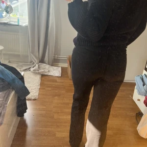 Jeans  - Jag är 180cm och de passar perfekt. Strl 38, säljer då de blivit för små