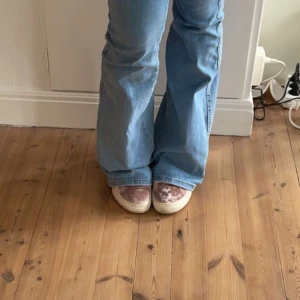 Skor  - Rosa skor i sammet från topshop, säljer då jag inte använder dom längre 🌟