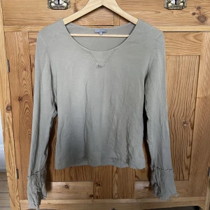 Långärmad tröja - Tröja med så fina detaljer vid ärmslutet!! Har lite skavanker som kan ses på bild 3. Men inget som syns när den sitter på.