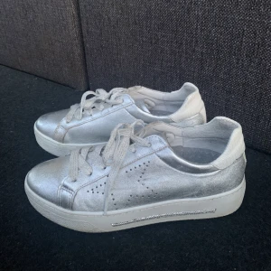 Silver skor - Jätte sköna skor med bra skick och kvalitet nästan aldrig använt så nästan nya ,skit snygga 