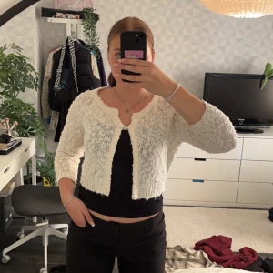 Kofta - Vit stickad kofta i storlek M. Ganska bra skick, säljer pga att jag inte använder den längre.  