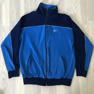 Trackjacket - As skön Puma tränings zipup, köptes på Humana men säljs nu vidare då den är för stor för mig. Jag uppskattar att den är i storlek L, men passar även M och S som en overzised look. 🦋