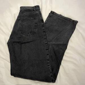 Jag säljer nu mina svarta jeans från stradivarius. De är högmidjade och är raka och lite vida i benen. Vill du ha fler bilder så kan du höra av dig🫶🏻