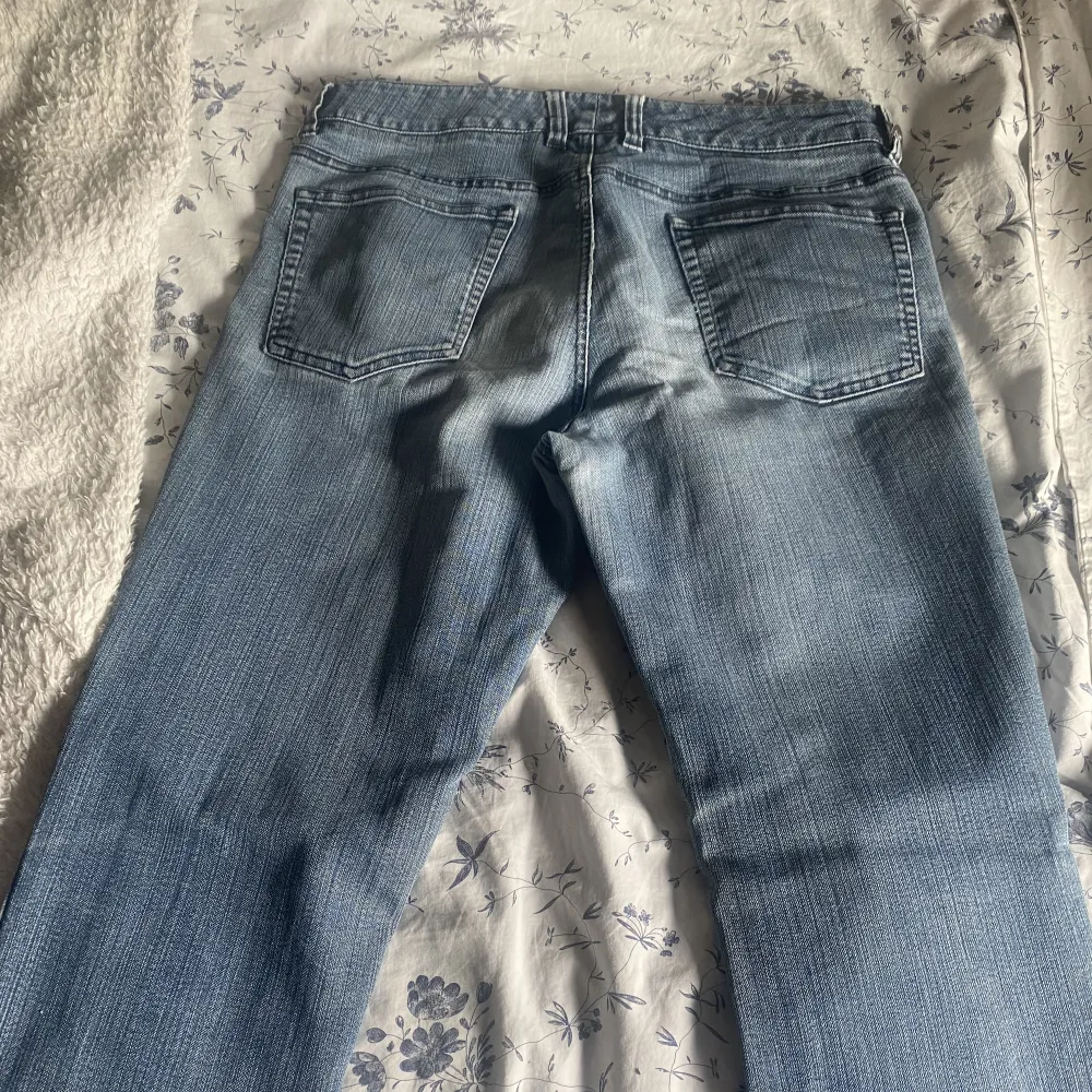 Säljer dehär jeansen för att de passar tyvärr inte mig. Skriv i DM för frågor och bilder❤️ Jättebra stick och såklart använda ett par gånger. . Jeans & Byxor.