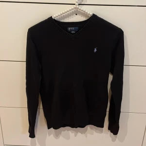 Tröja  - En jättefin svart stickad tröja från Ralph lauren med v ringning och knappast använd💕
