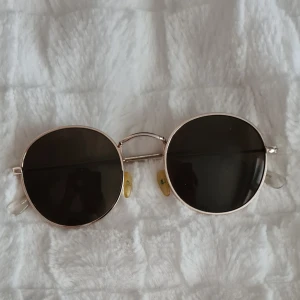 Runda solglasögon - Rubda solglasögon med guldkant säljes! Bra skick💛